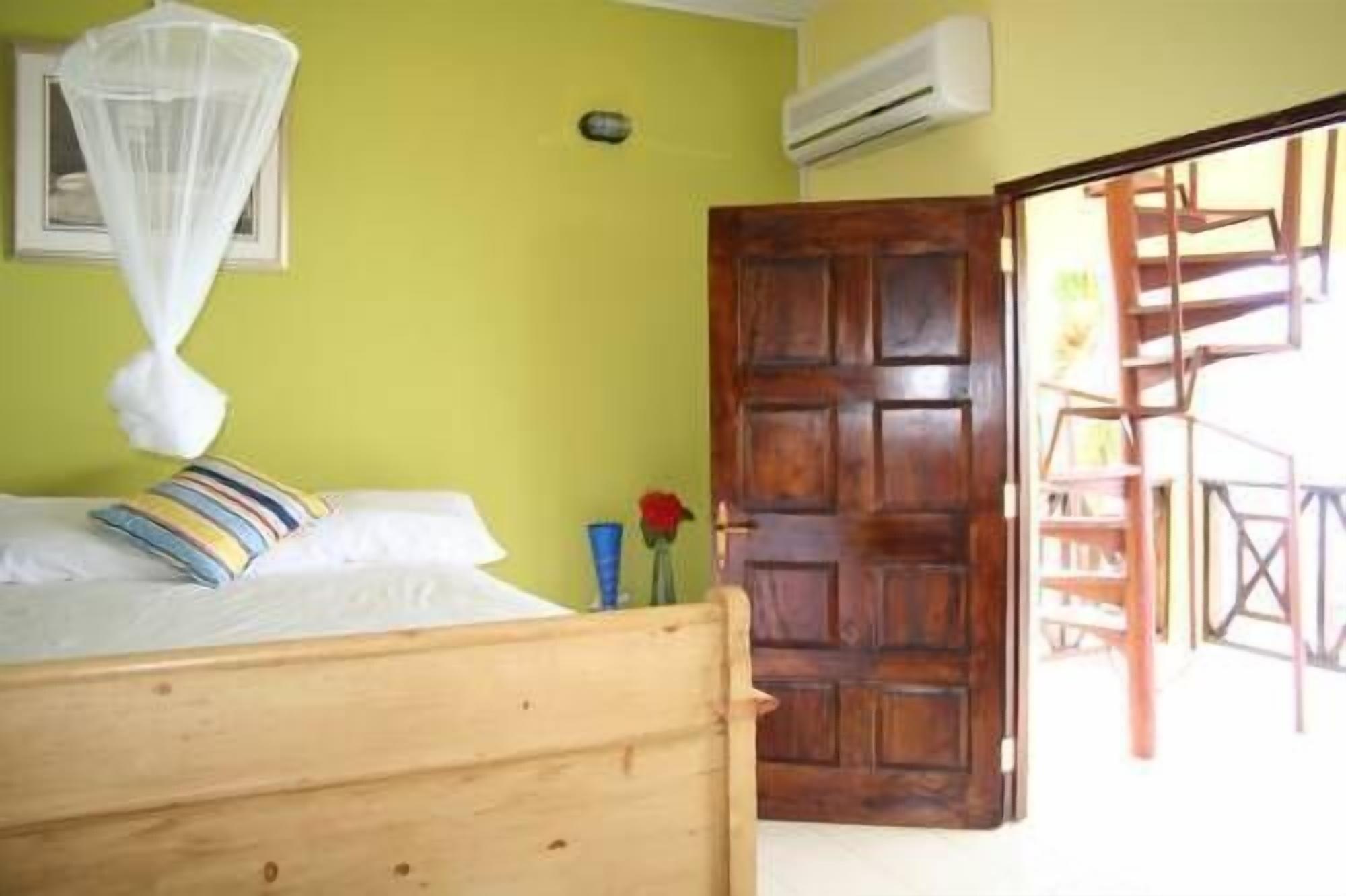 Idlers' Rest Beach Hotel Black River Extérieur photo